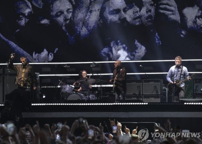 Reuni Oasis Setelah 16 Tahun, Liam dan Noel Gallagher Senang Bisa Satu Panggung Lagi