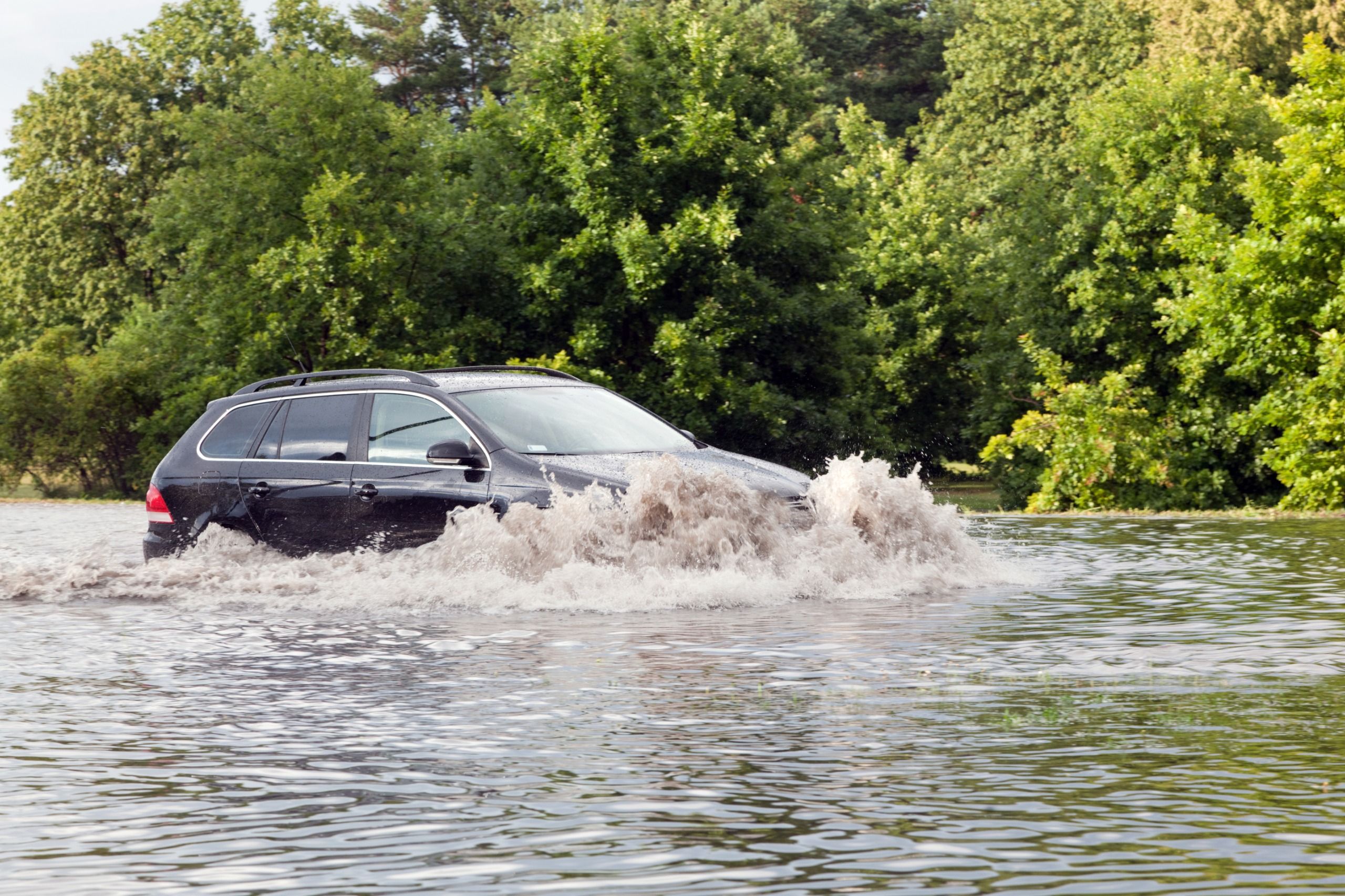 Mobil Listrik Lebih Tahan Banjir? Ini Faktanya