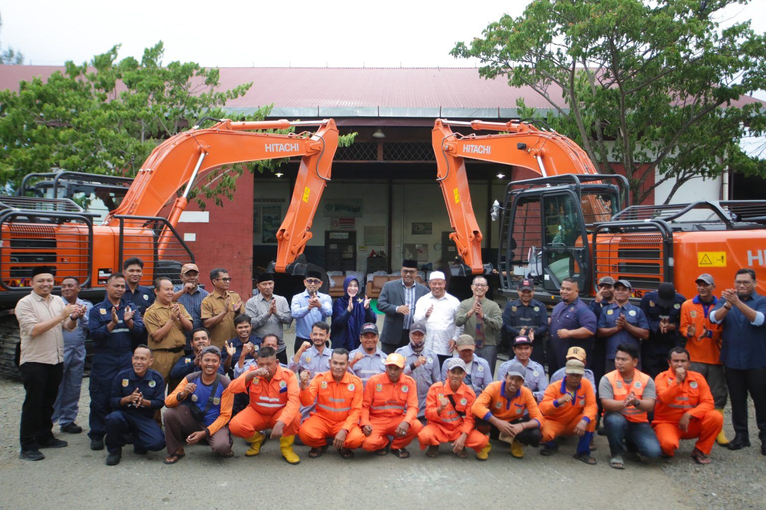 DLHK3 Banda Aceh Terima 2 Ekskavator Baru untuk Tingkatkan Pengelolaan Sampah