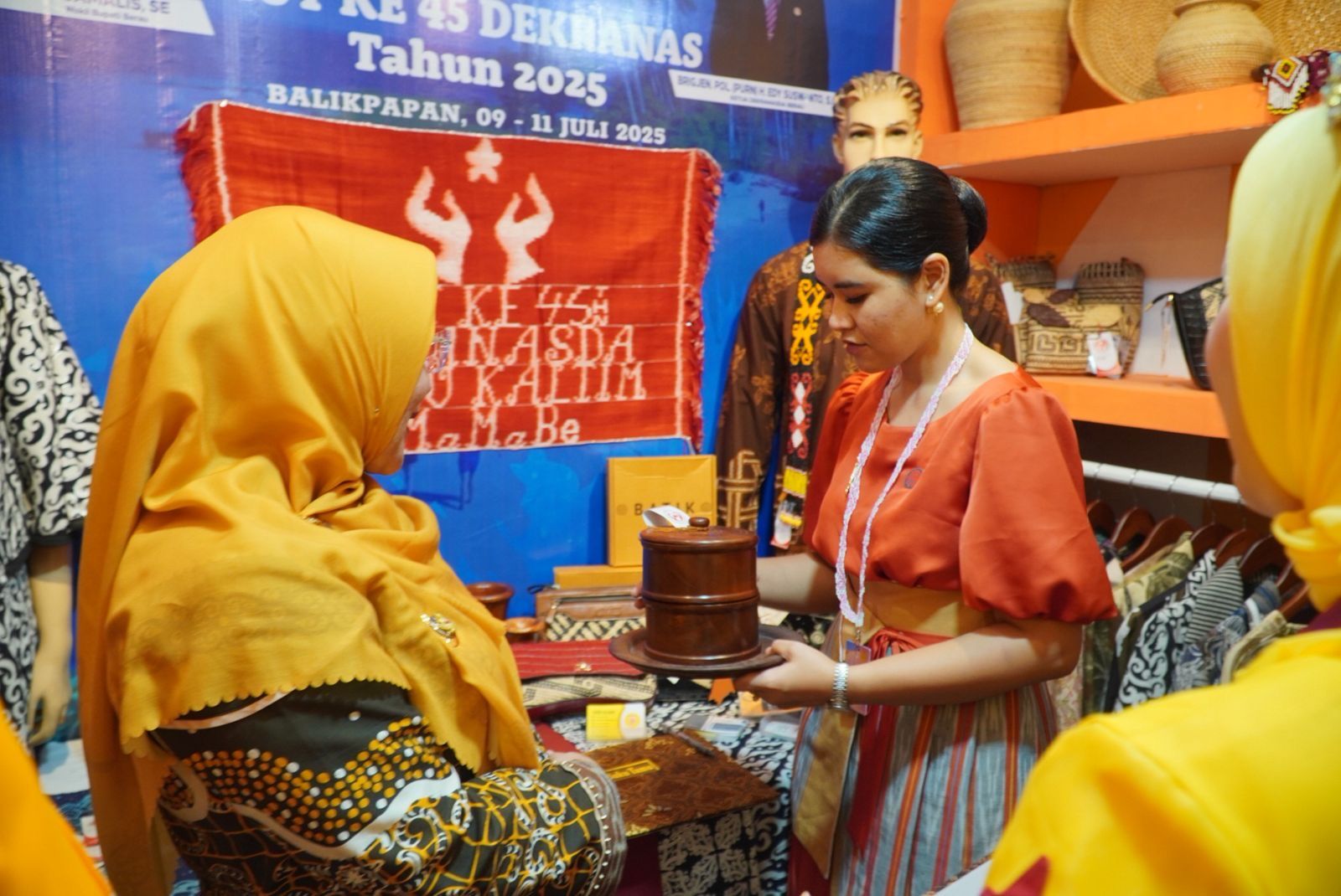 Kerajinan Kayu Ulin hingga Tas Anyaman Berau Laris Manis di Bazar Dekranas
