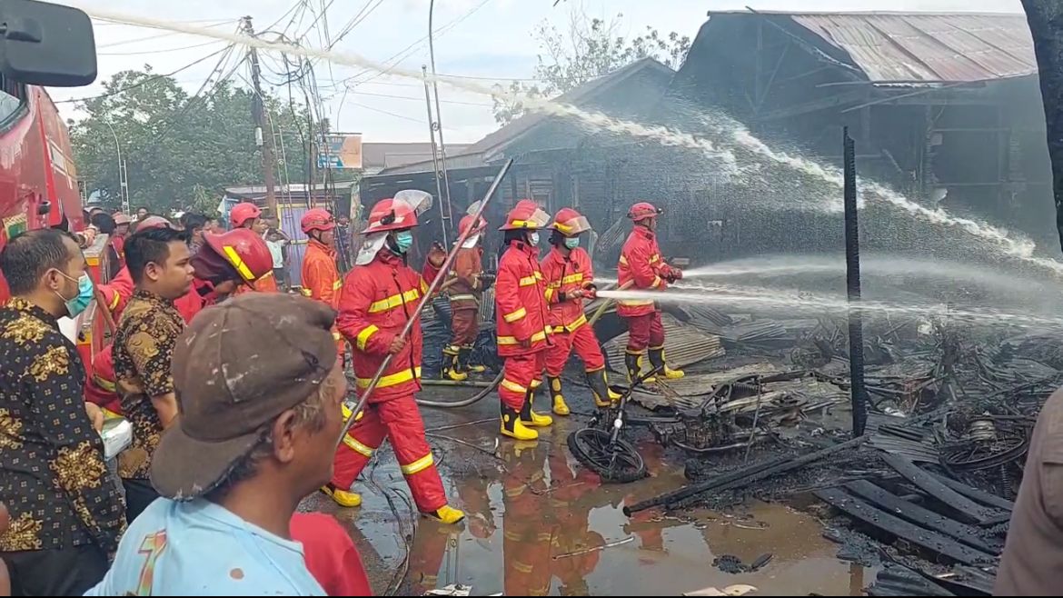 Kebakaran di Kawasan Padat Penduduk, Dua Petugas Damkar Alami Luka Bakar dan Tersengat Listrik