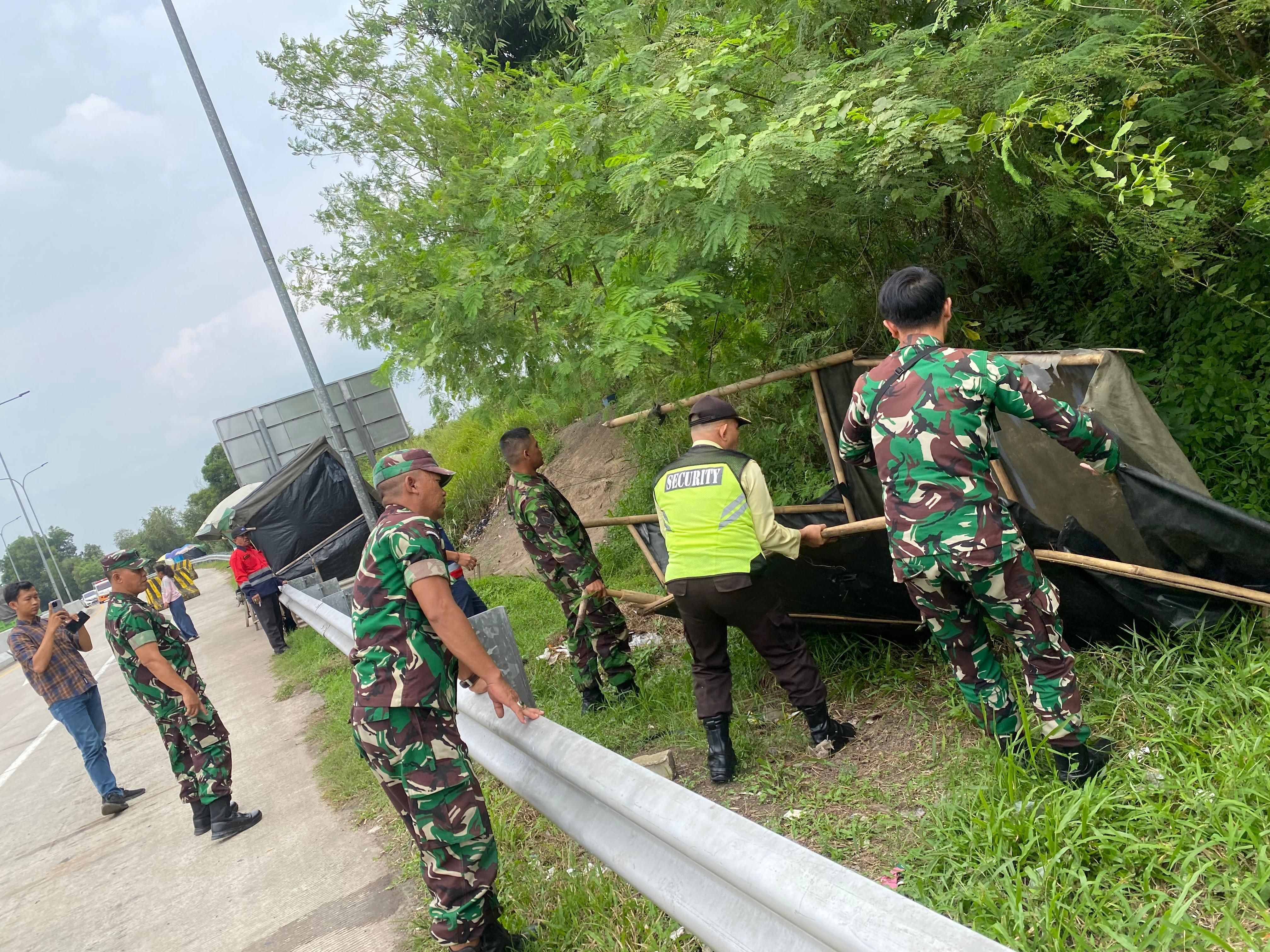 Pedagang Kaki Lima di Sekitar Gerbang Tol Terbanggi Besar Lampung Ditertibkan