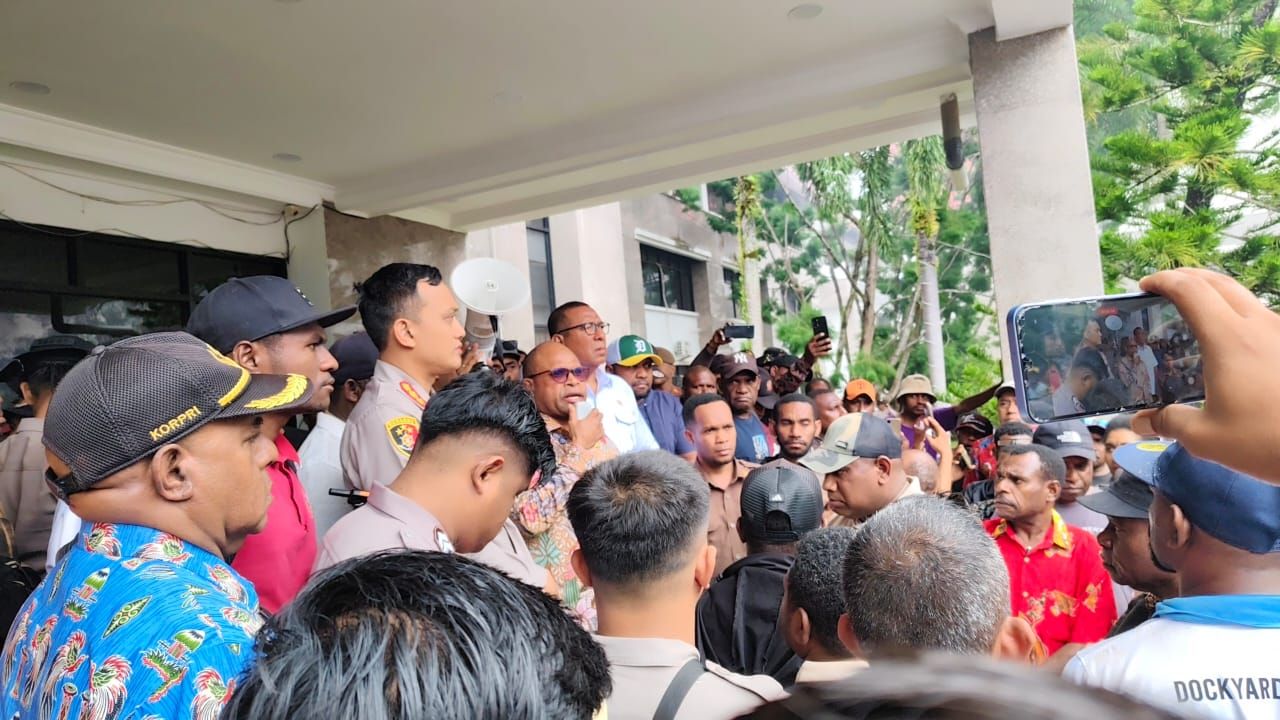 Korban Salah Sasaran, Keluarga Arak Jenazah dan Desak Penyelesaian Adat