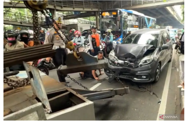 Diduga Gara-Gara Mobil Dinas, Tujuh Kendaraan Terlibat Kecelakaan Beruntun di Jaktim