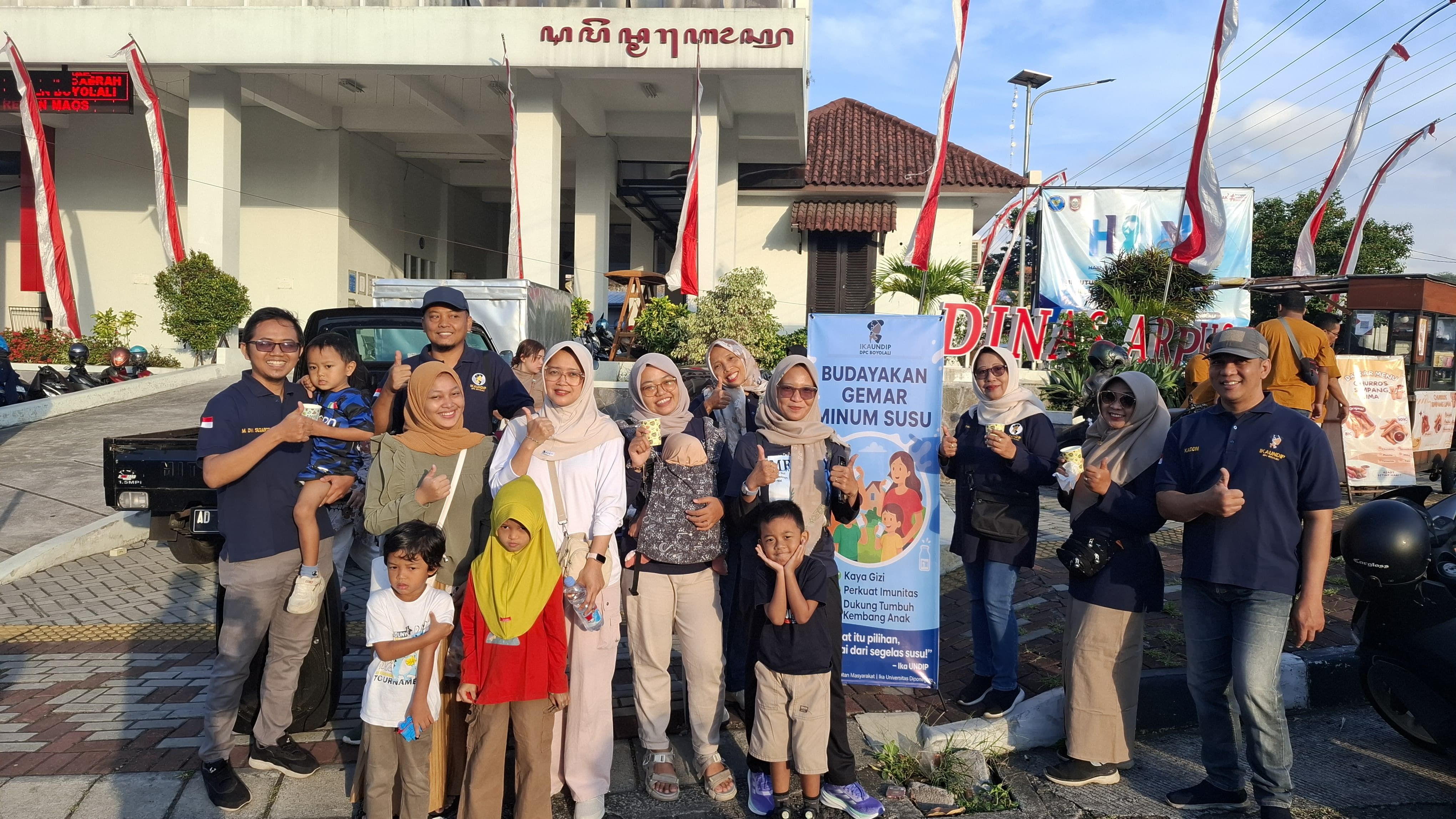 Kampanyekan Minum Susu Murni, Puluhan Liter Susu Dibagikan secara Gratis di Boyolali