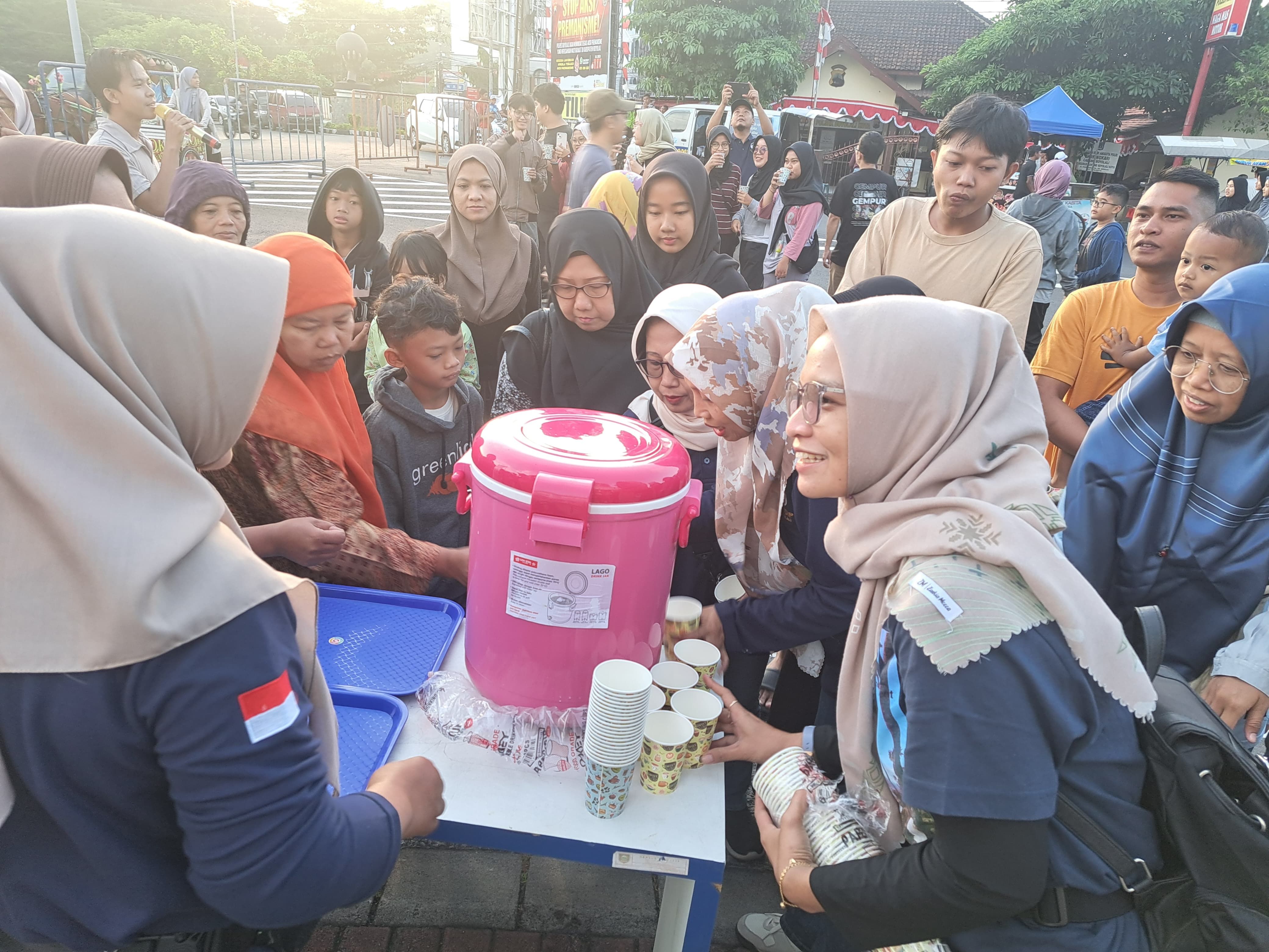 Kampanyekan Minum Susu Murni, Puluhan Liter Susu Dibagikan secara Gratis di Boyolali
