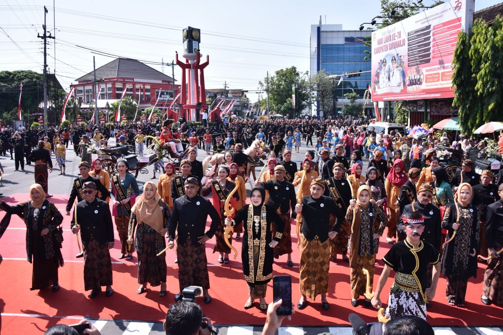 Rayakan Hari Jadi Ke-79: Bupati Sukoharjo dan Ratusan Penari Ikuti Flashmob