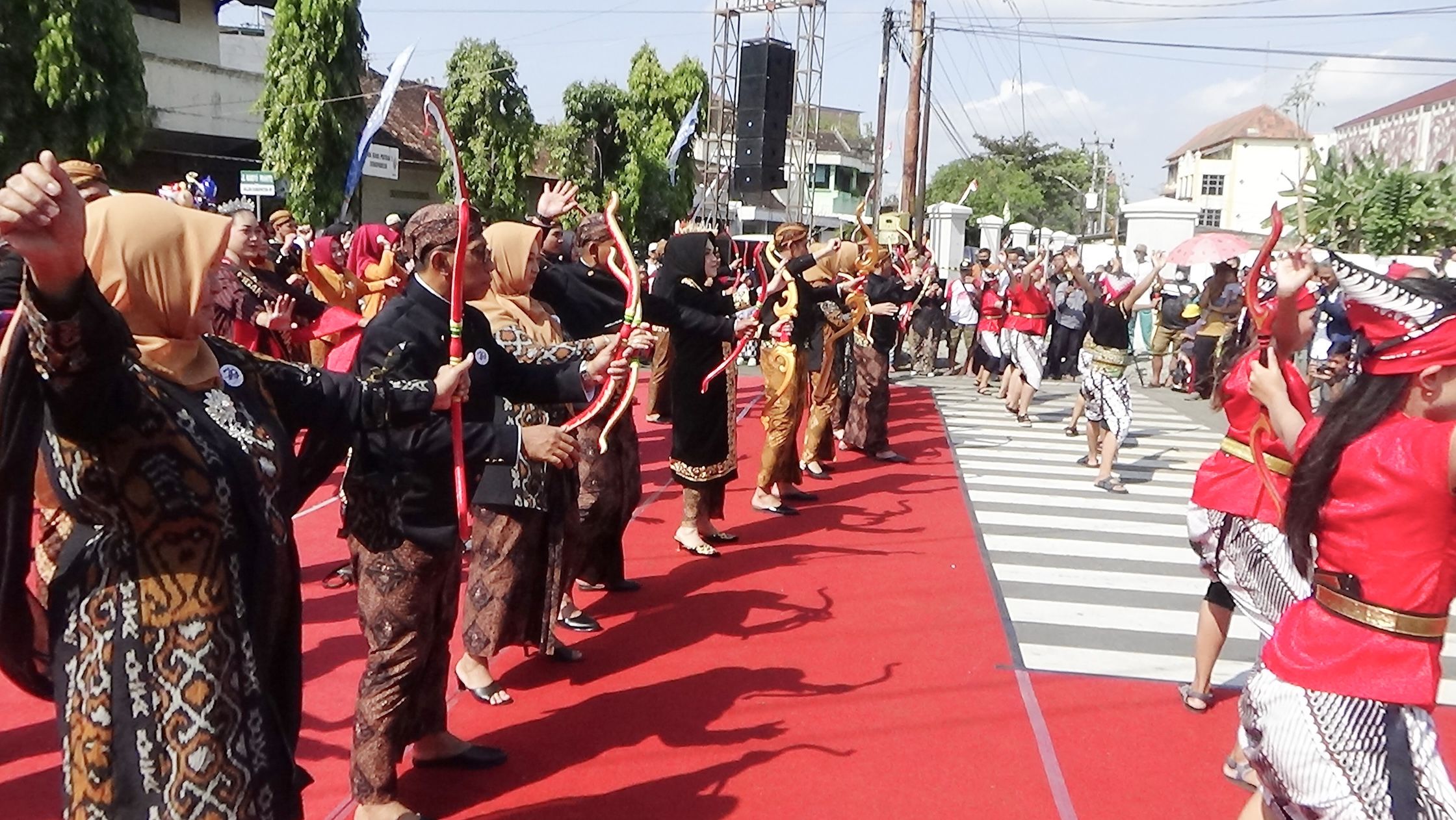 Rayakan Hari Jadi Ke-79: Bupati Sukoharjo dan Ratusan Penari Ikuti Flashmob