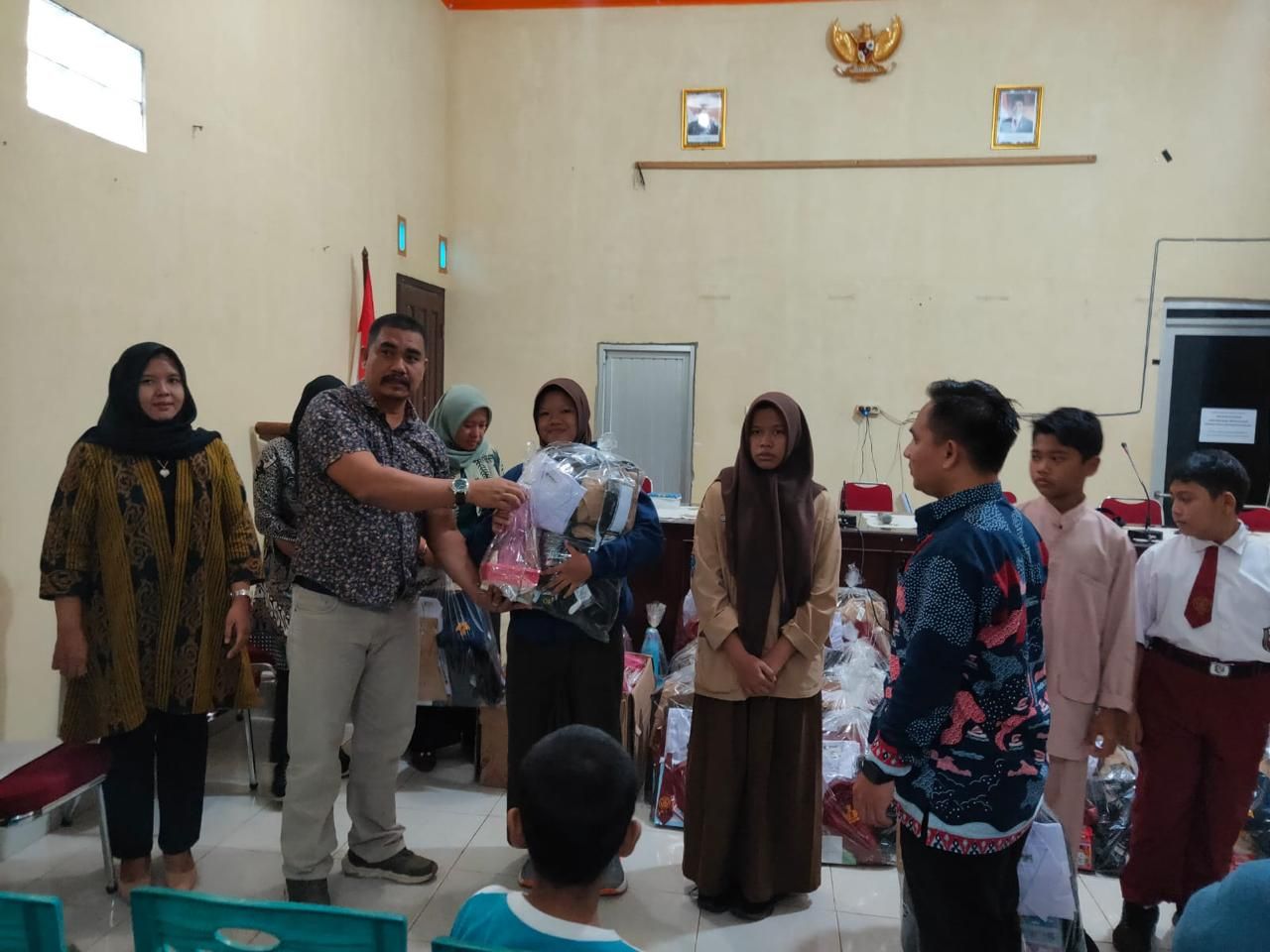 Pemdes Perawas Salurkan Beasiswa untuk Puluhan Pelajar Kurang Mampu