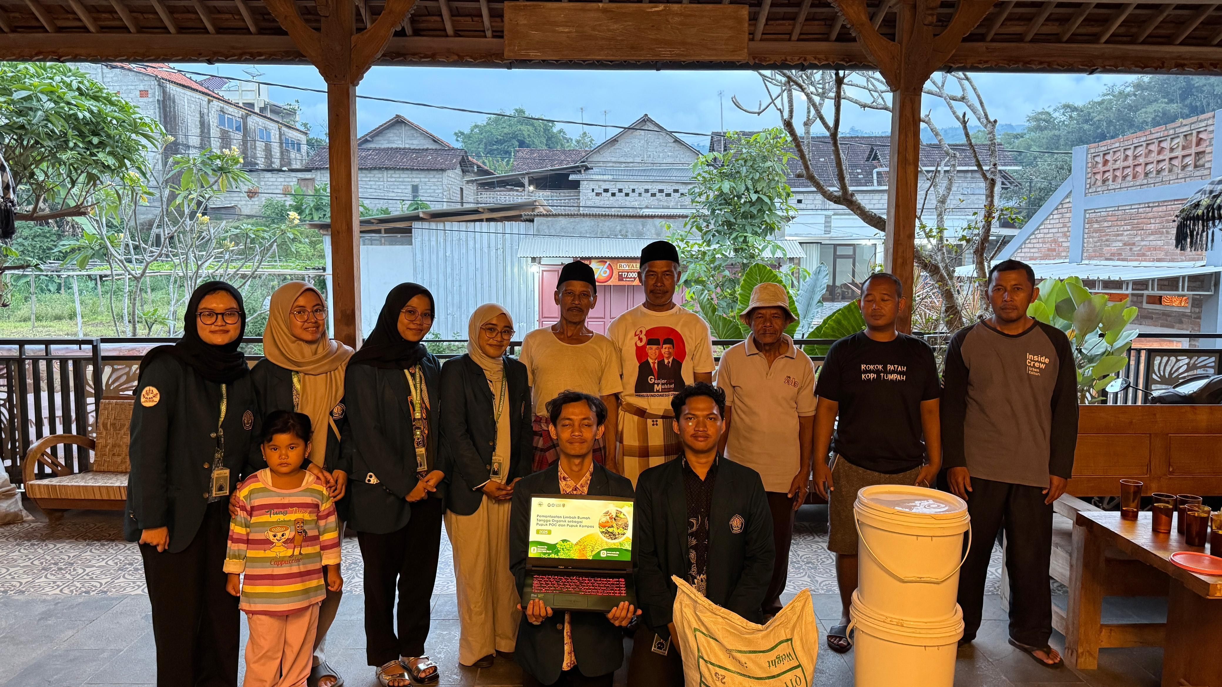 Sampah Dapur Disulap Jadi Pupuk! Mahasiswa UNDIP Edukasi Warga Kupo Bikin POC Sendiri