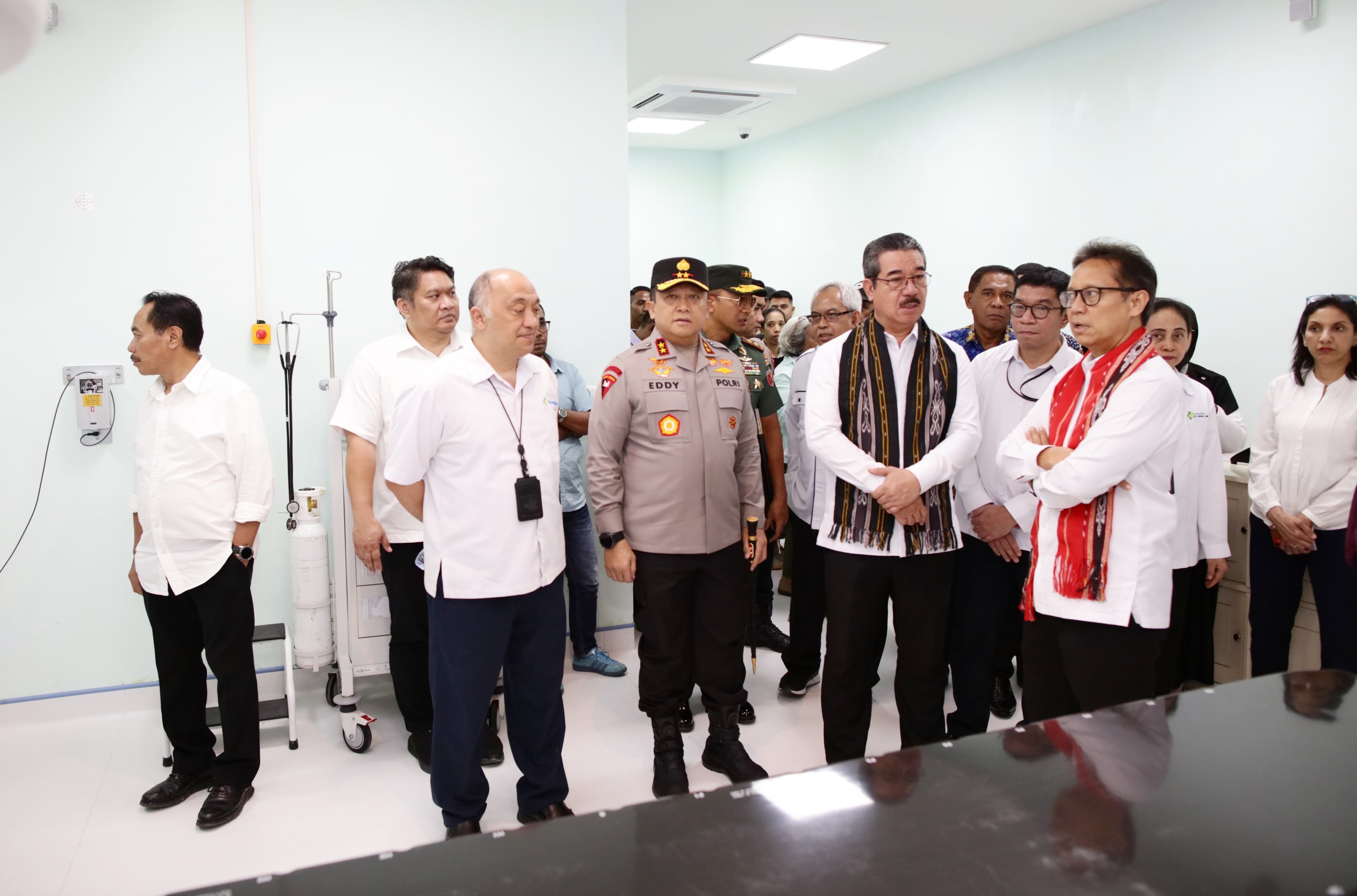Kapolda Maluku Dampingi Menteri Kesehatan Kunjungi RSUP Leimena Ambon
