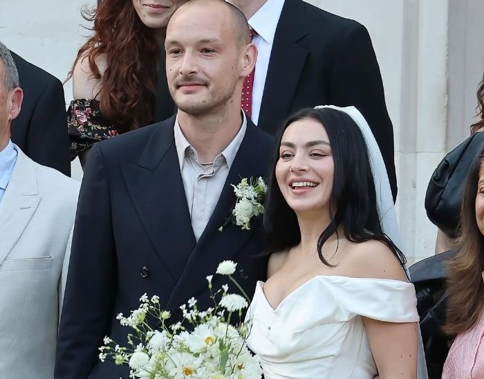 Charli XCX dan Drummer The 1975 George Daniel Menikah Usai 3 Tahun Pacaran