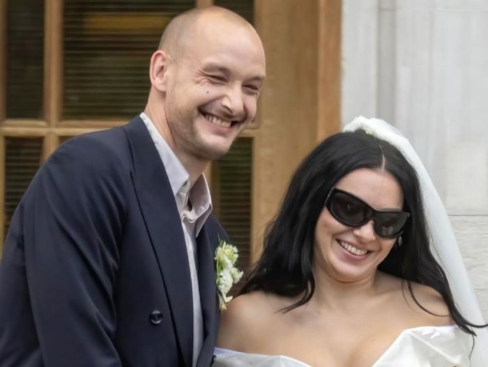 Charli XCX dan Drummer The 1975 George Daniel Menikah Usai 3 Tahun Pacaran