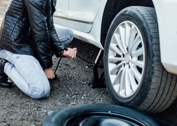 Ban Mobil Pecah di Jalan Tol? Ini 5 Langkah Penting yang Harus Kamu Pahami