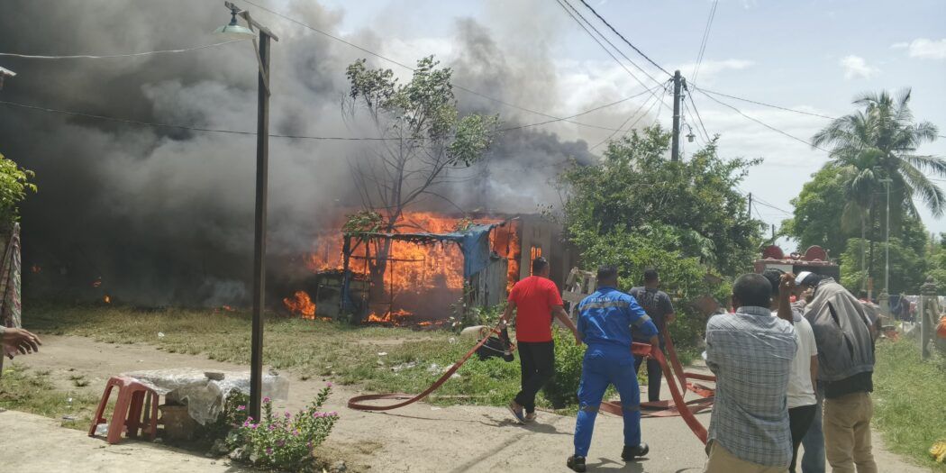 Kebakaran Hebat di Dewantara: Delapan Rumah Warga Ludes Dilalap Api, Kerugian Capai Rp800 Juta