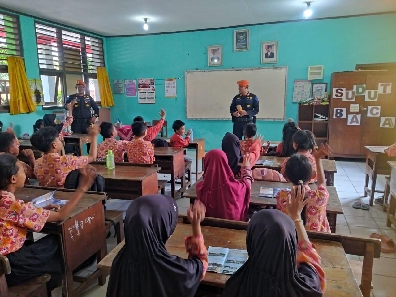 Daop 6 Yogyakarta Sosialisasikan Keselamatan KA dan Salurkan Bantuan CSR di Surakarta dan Wonogiri