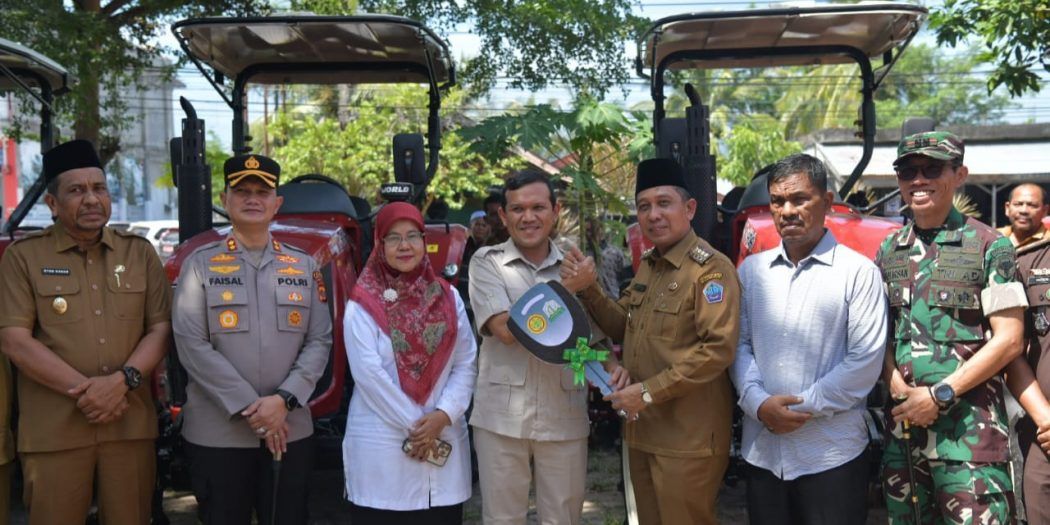 Bantu Petani Lawan Kekeringan, Wagub Aceh Turun Langsung Bawa Traktor