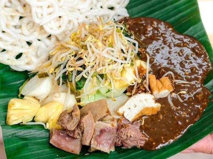Rujak Cingur: Misi Pedas Gurih di Tengah Riuhnya Kota Surabaya