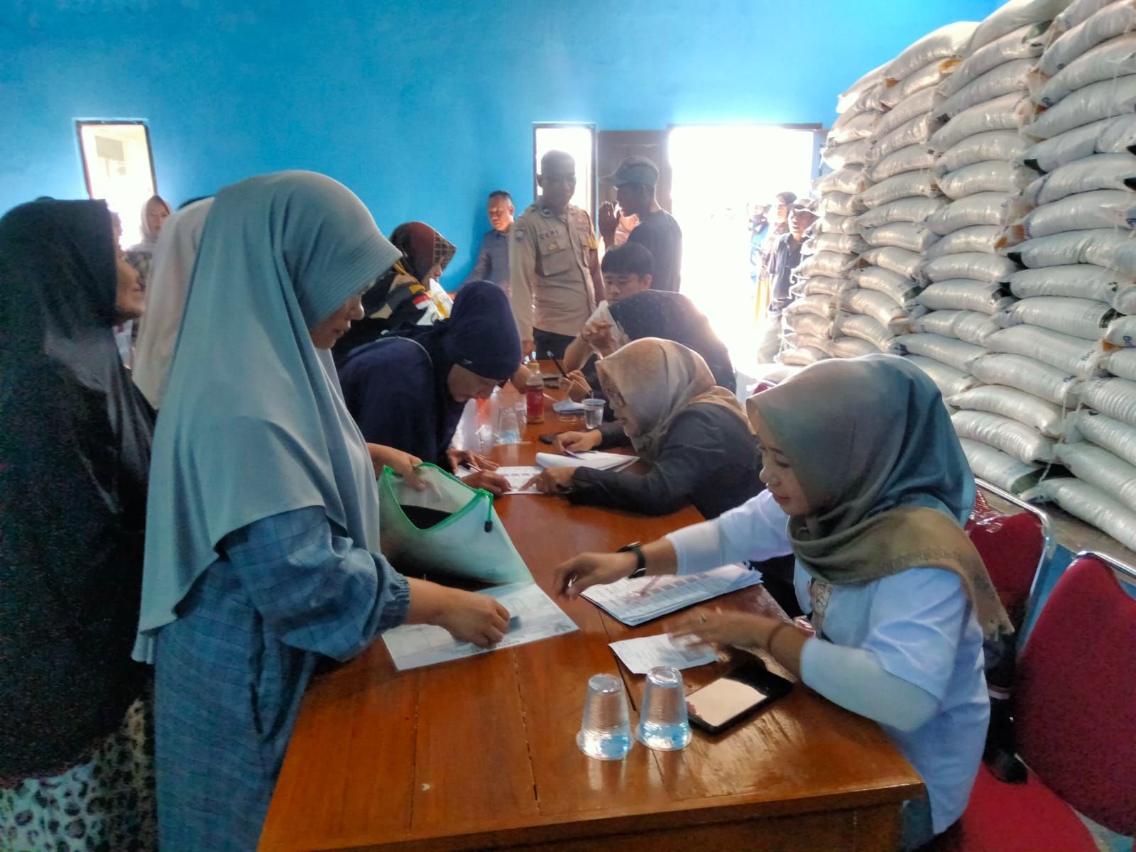 Polisi Kawal Distribusi Bantuan Beras di Dua Kecamatan Di Purwakarta