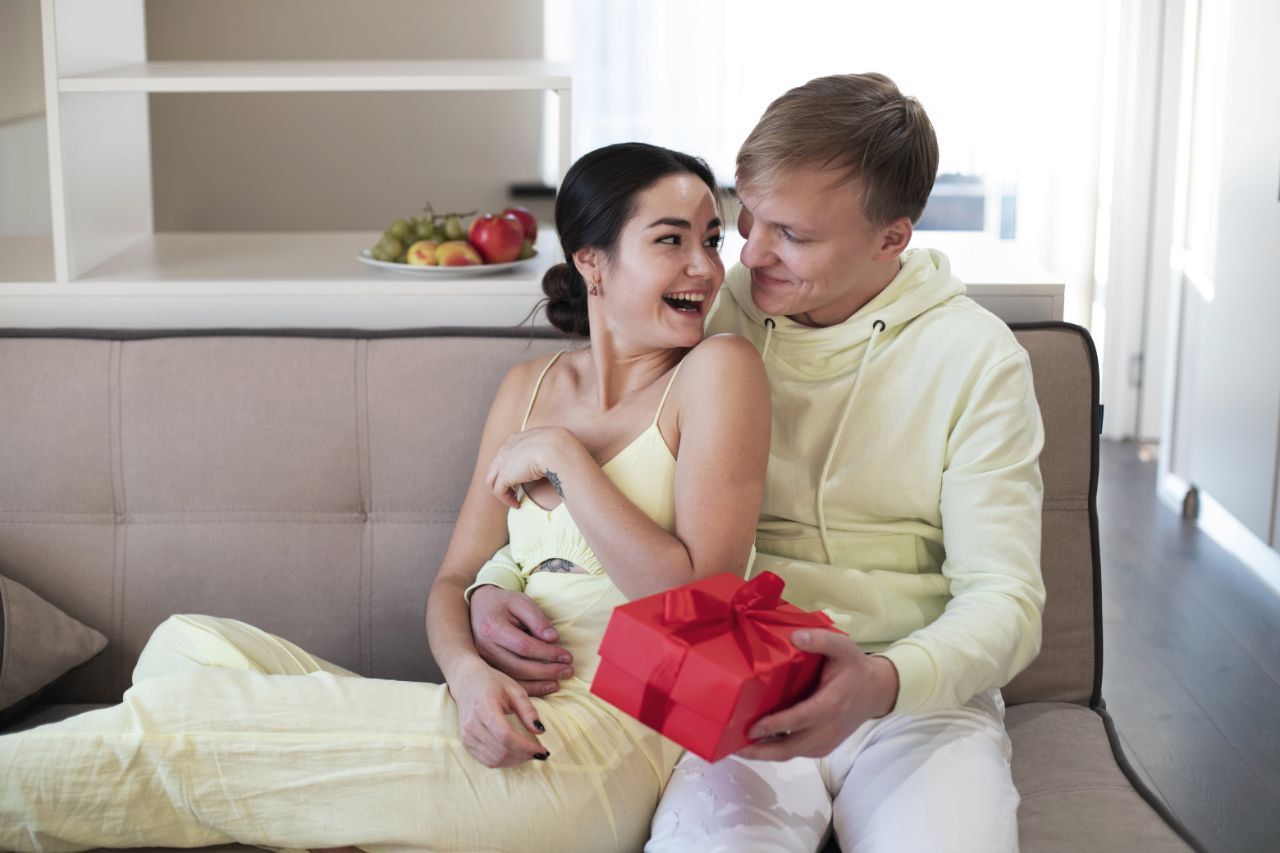 5 Zodiak Pria Paling Suka Physical Touch, Salah Satunya Kamu?