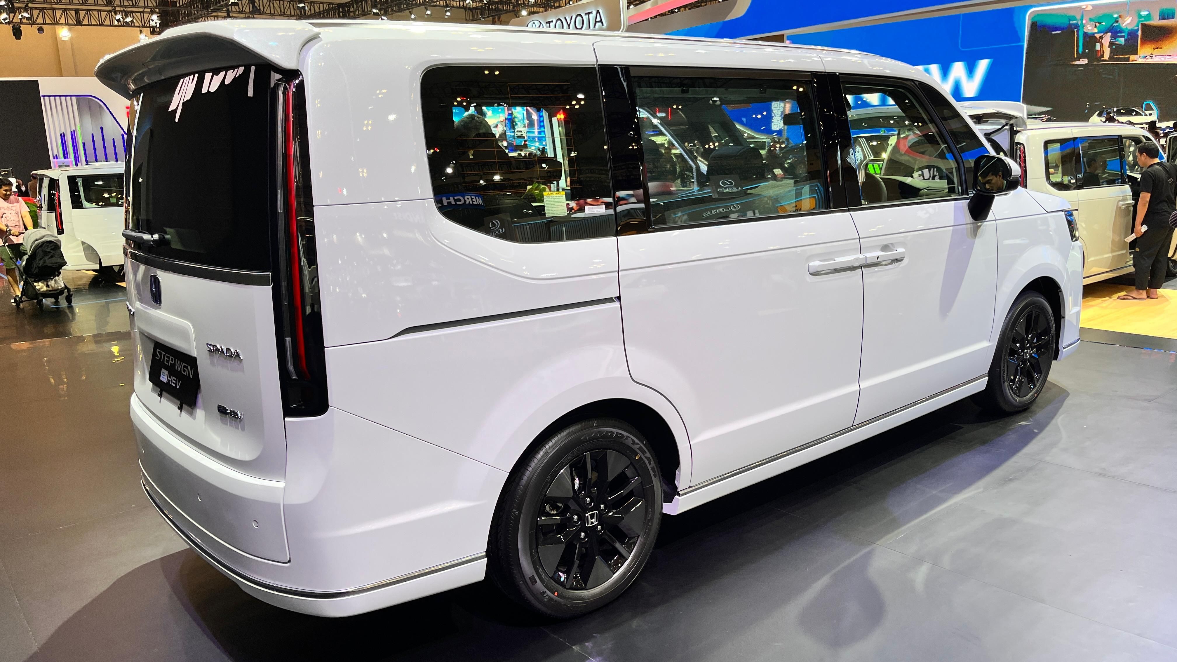 Update Harga Honda Step WGN e:HEV Terbaru yang Punya Desain Boxy dan Fitur Canggih!