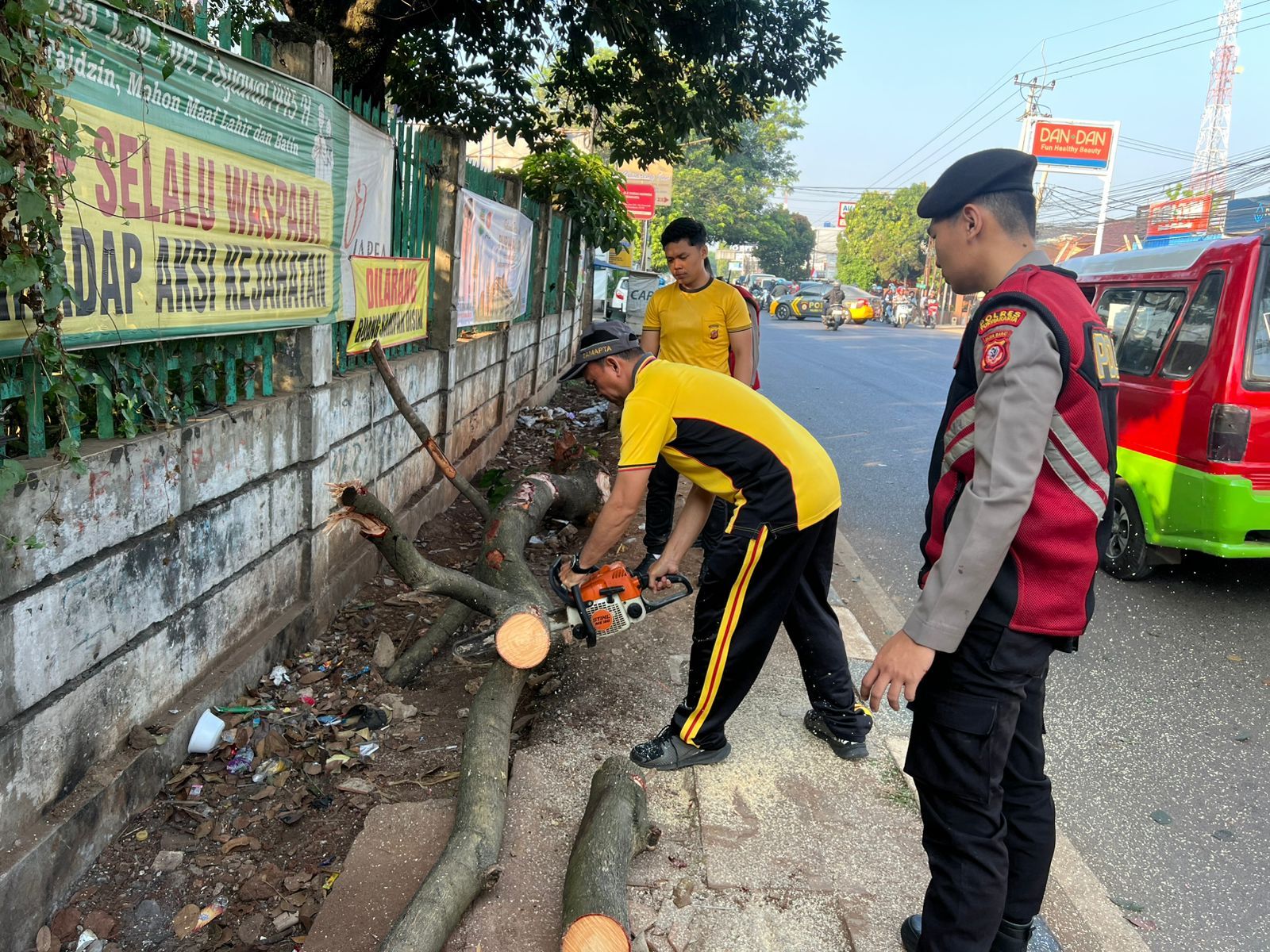 Tanggap Darurat, Polisi Evakuasi Pohon Patah di Tengah Jalan Veteran Purwakarta