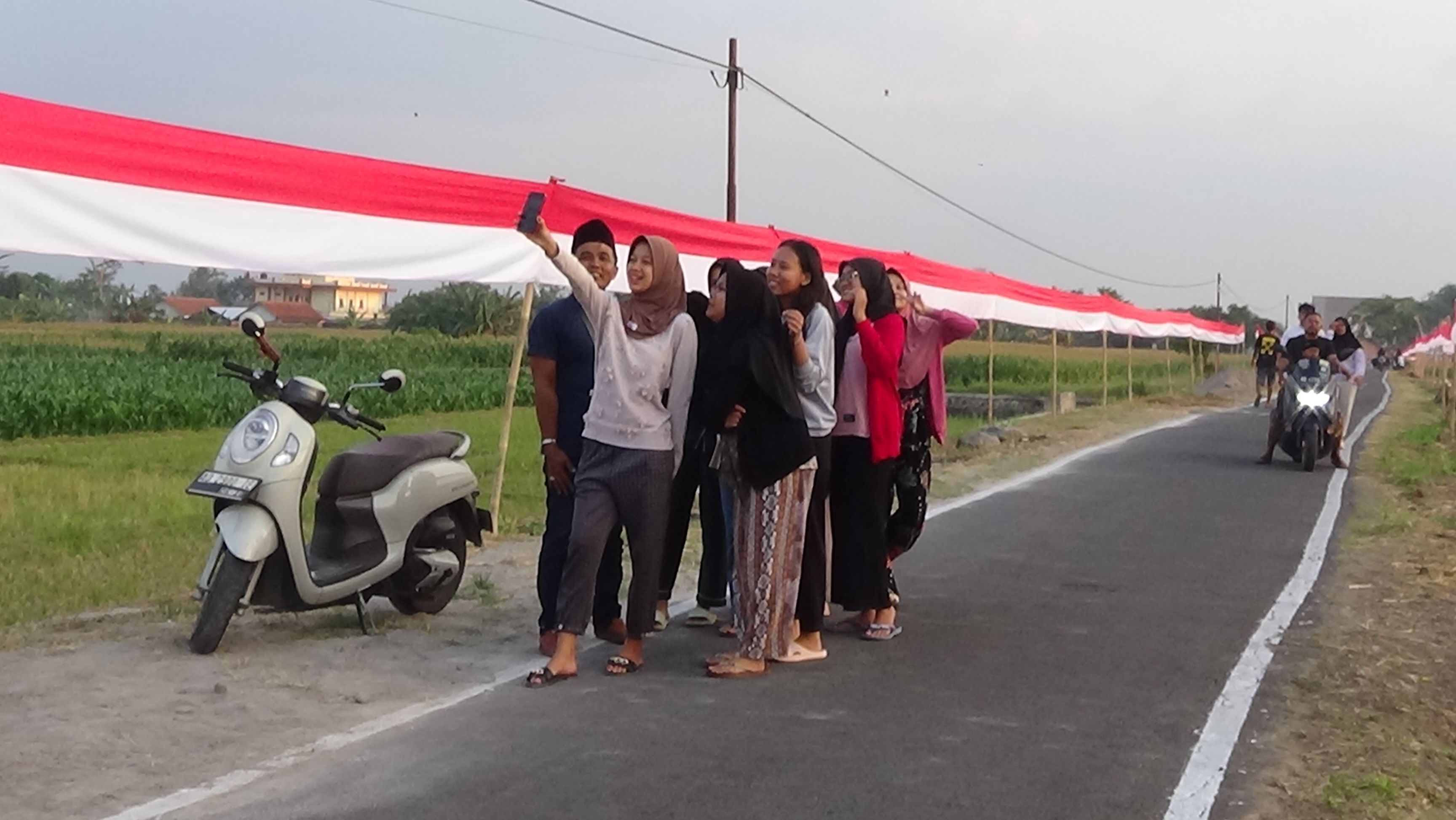 Bendera Merah Putih Membentang Sepanjang 800 Meter di Desa Tarubasan Klaten
