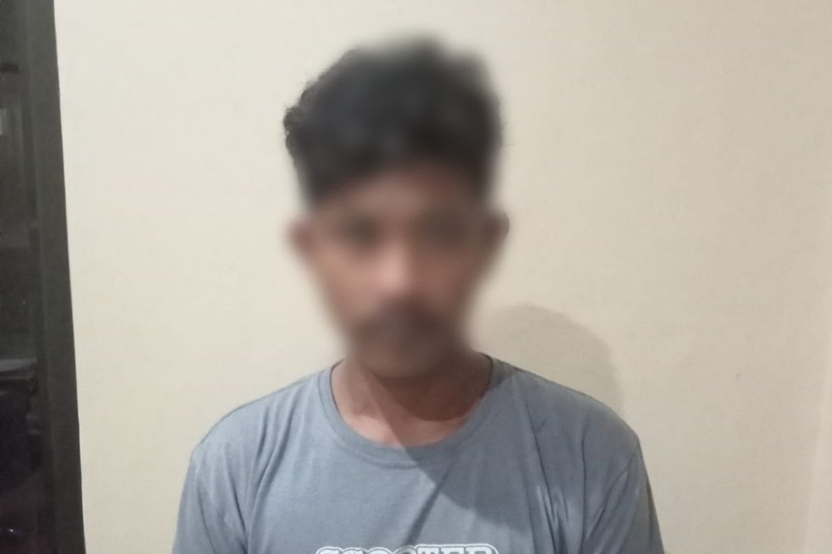 Pemuda Mabuk Diamankan Polisi Setelah Ketahuan Membawa Dua Senjata Tajam di Ruang Publik
