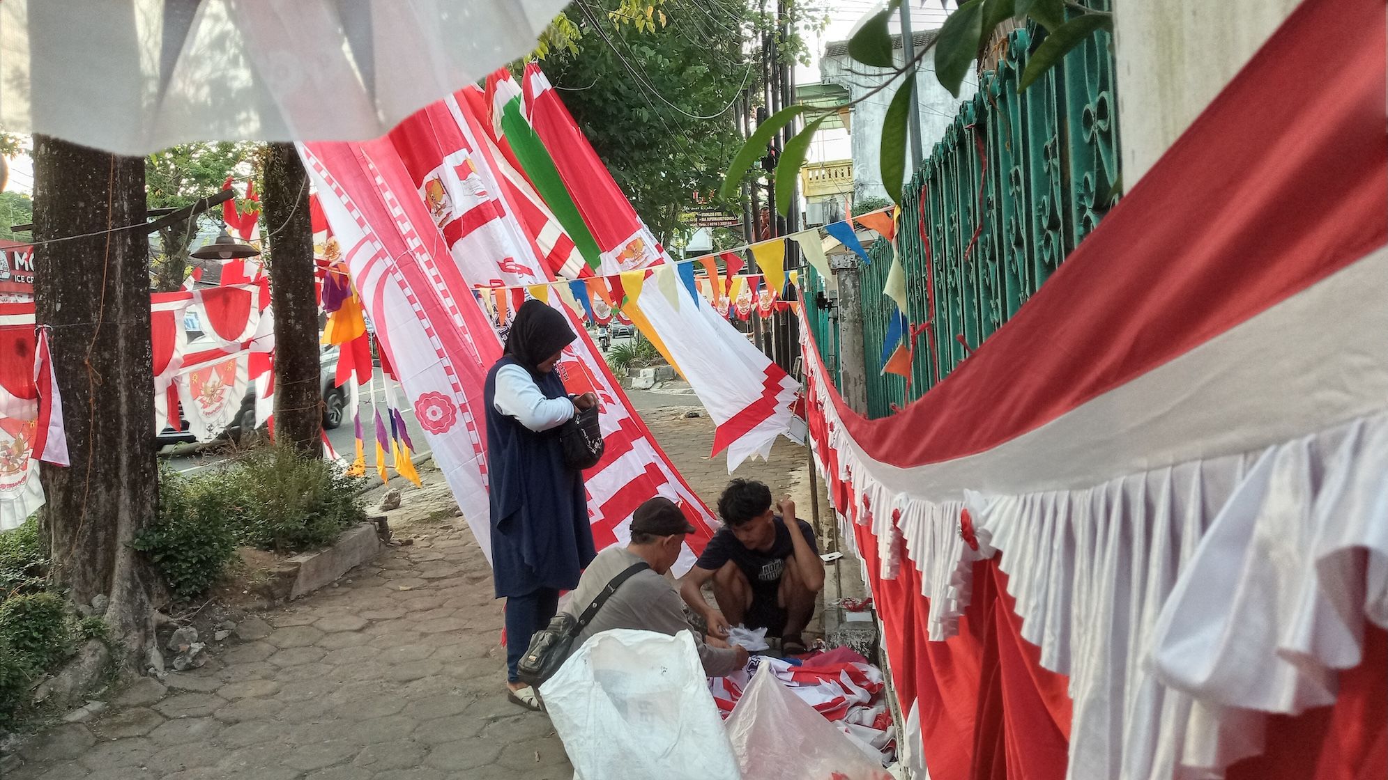 Digempur Penjual Online, Pedagang Bendera dan Pernak pernik 17an Di Boyolali Tetap Bertahan Meski Sepi Pembeli