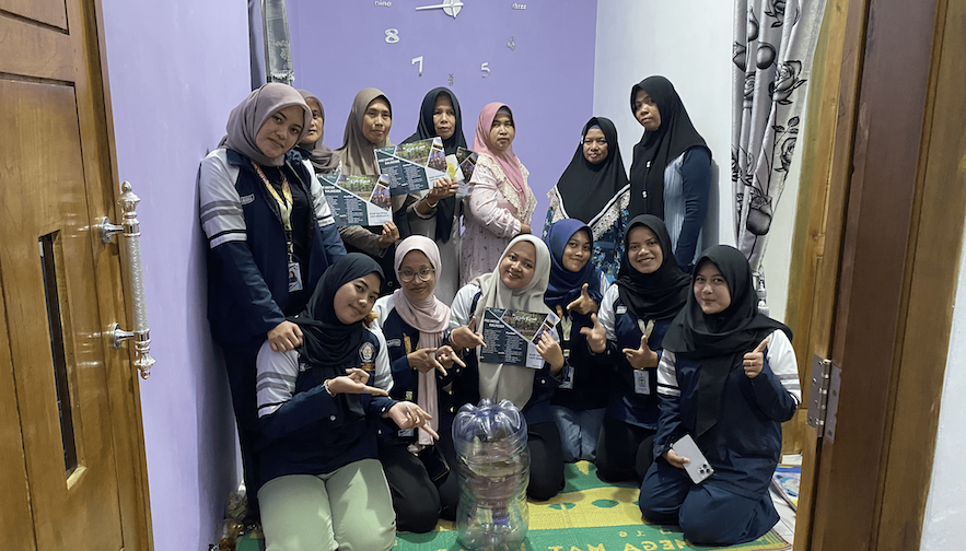 Dusun Kalikesek Lebih Mandiri! Mahasiswa KKN-T UNDIP Latih Warga Olah Sampah Dapur Jadi Pupuk Organik Cair