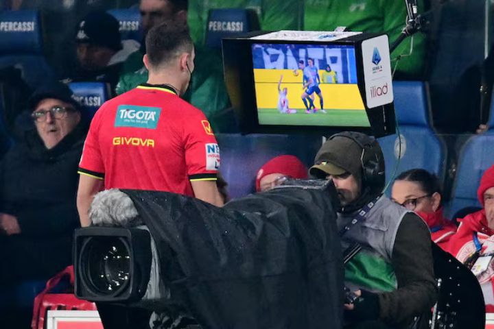 Keren! Penonton Kini Bisa Dengar Langsung Penjelasan VAR dari Wasit di Serie A