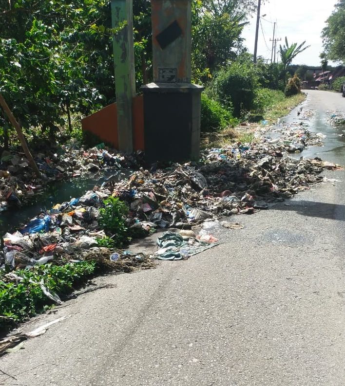 Penumpukan Sampah di Gapura Desa Kala Nempan Picu Kekhawatiran Warga
