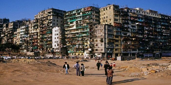 Kowloon Walled City: Neraka Vertikal yang Pernah Jadi Kota Terpadat di Dunia