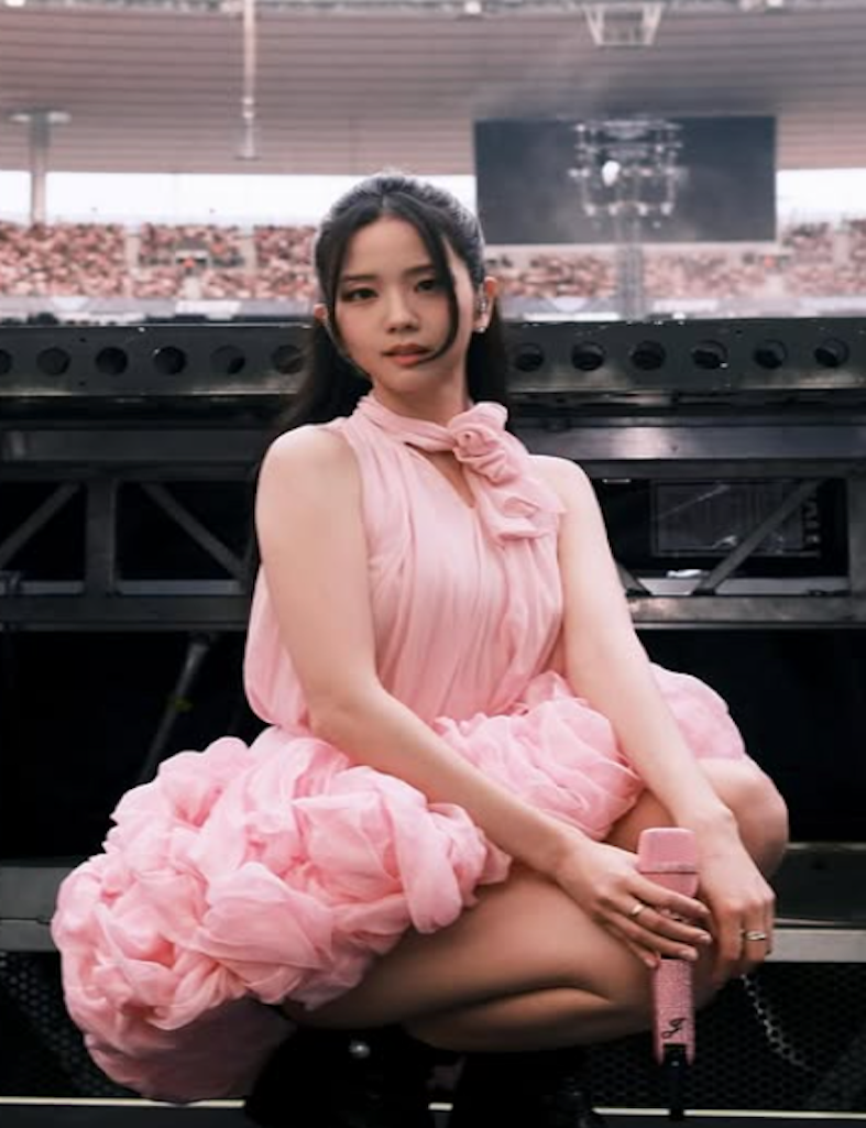 Deretan Kostum Khusus dari Desainer Ternama, Jisoo Tampil Bak Malaikat