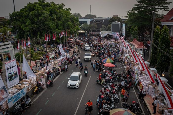 Ribuan Warga Pati Tuntut Bupati Mundur, Dipukul Mundur Gas Air Mata Polisi