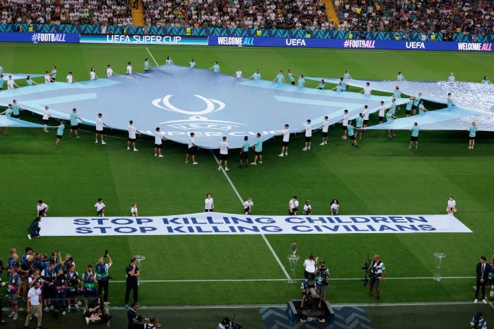 UEFA Bentangkan Spanduk ‘Hentikan Pembunuhan Anak-anak’ di Super Cup 2025