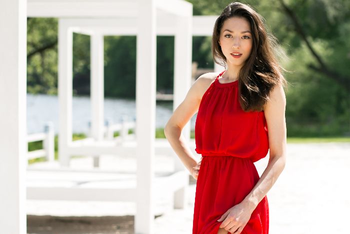 10 Inspirasi Outfit Wanita Warna Merah Putih Kece Buat Rayakan Kemerdekaan