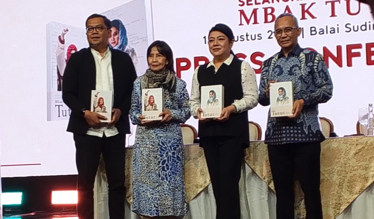 Buku Selangkah di Belakang Mbak Tutut, Kisah Perjuangan Putri Sulung Soeharto