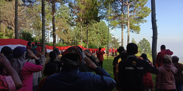 Semarak Kemerdekaan! Merah Putih 100 Meter Dibentangkan di Puthuk Sempu untuk Rayakan HUT RI ke-80