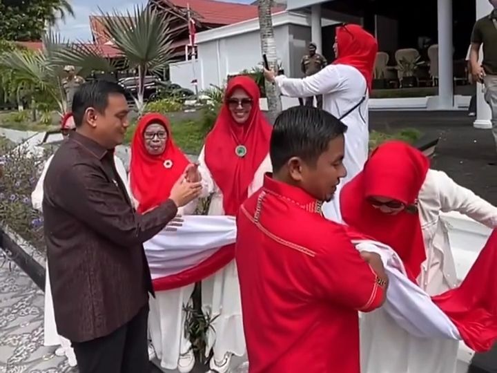 Langkah Penuh Doa, Emak-emak Kirab Bendera Merah Putih Raksasa Sepanjang 180 Meter di Parepare