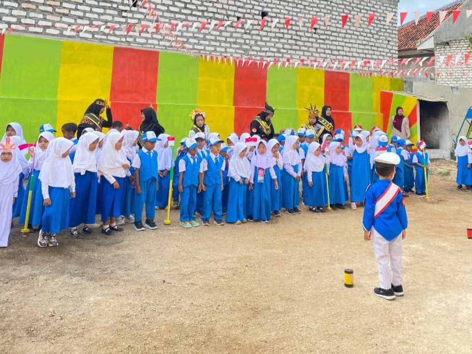 Gemes! Bocah TK di Sumenep Gelar Upacara 17-an Ala Orang Dewasa