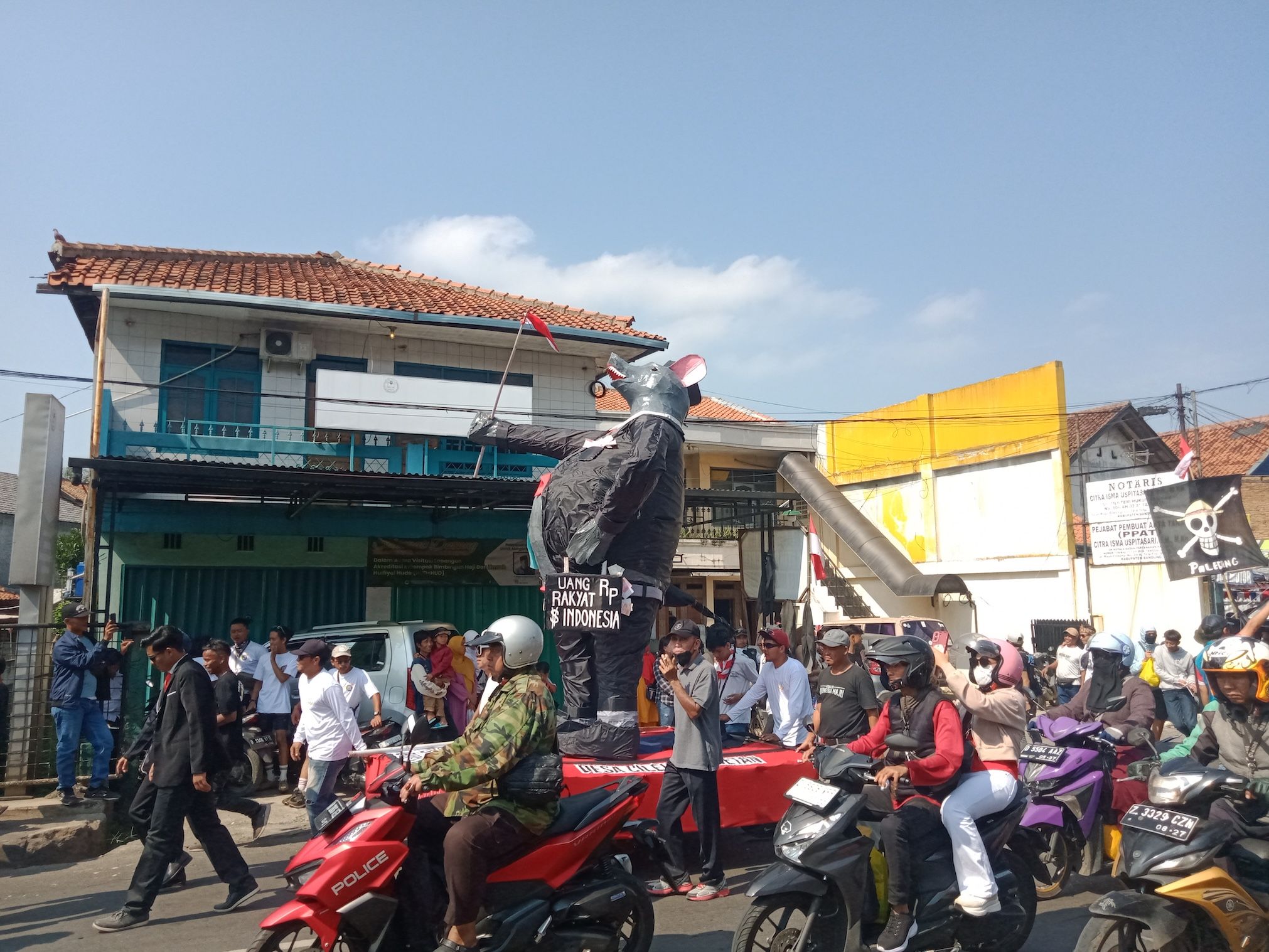 Kostum Unik hingga Isu Viral Warnai Karnaval HUT RI ke-80 di Cileunyi