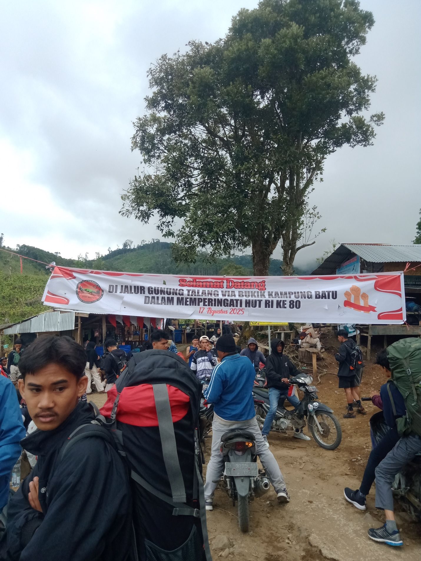 Gunung Talang Diserbu 5.000 Pendaki saat 17 Agustus, Jalur ke Puncak Macet Total