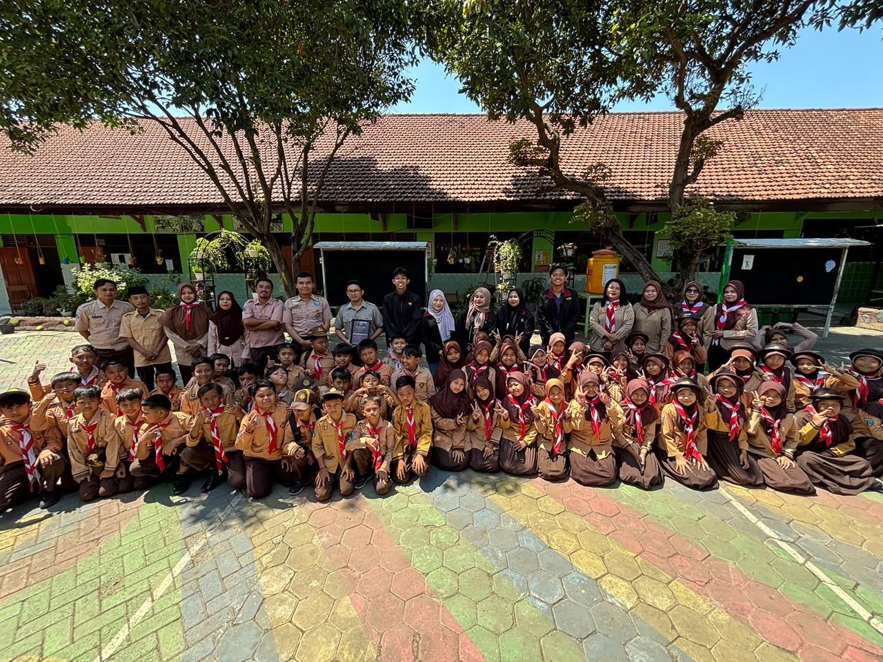 Pot Tumbuh Kreasi KKN UMM membantu SDN Sumbertaman 2 pada perlombaan Adiwiyata Kota Probolinggo