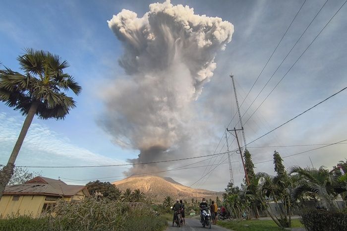 Gunung Lewotobi Erupsi, 6 Penerbangan Dibatalkan