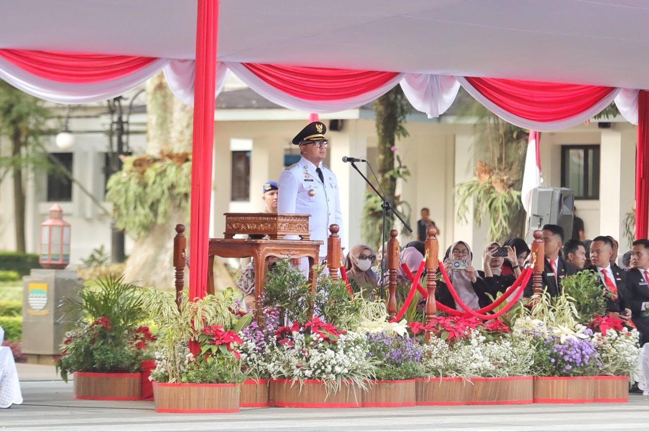 Upacara Penurunan Bendera HUT ke-80 RI di Kota Bandung Berlangsung Khidmat