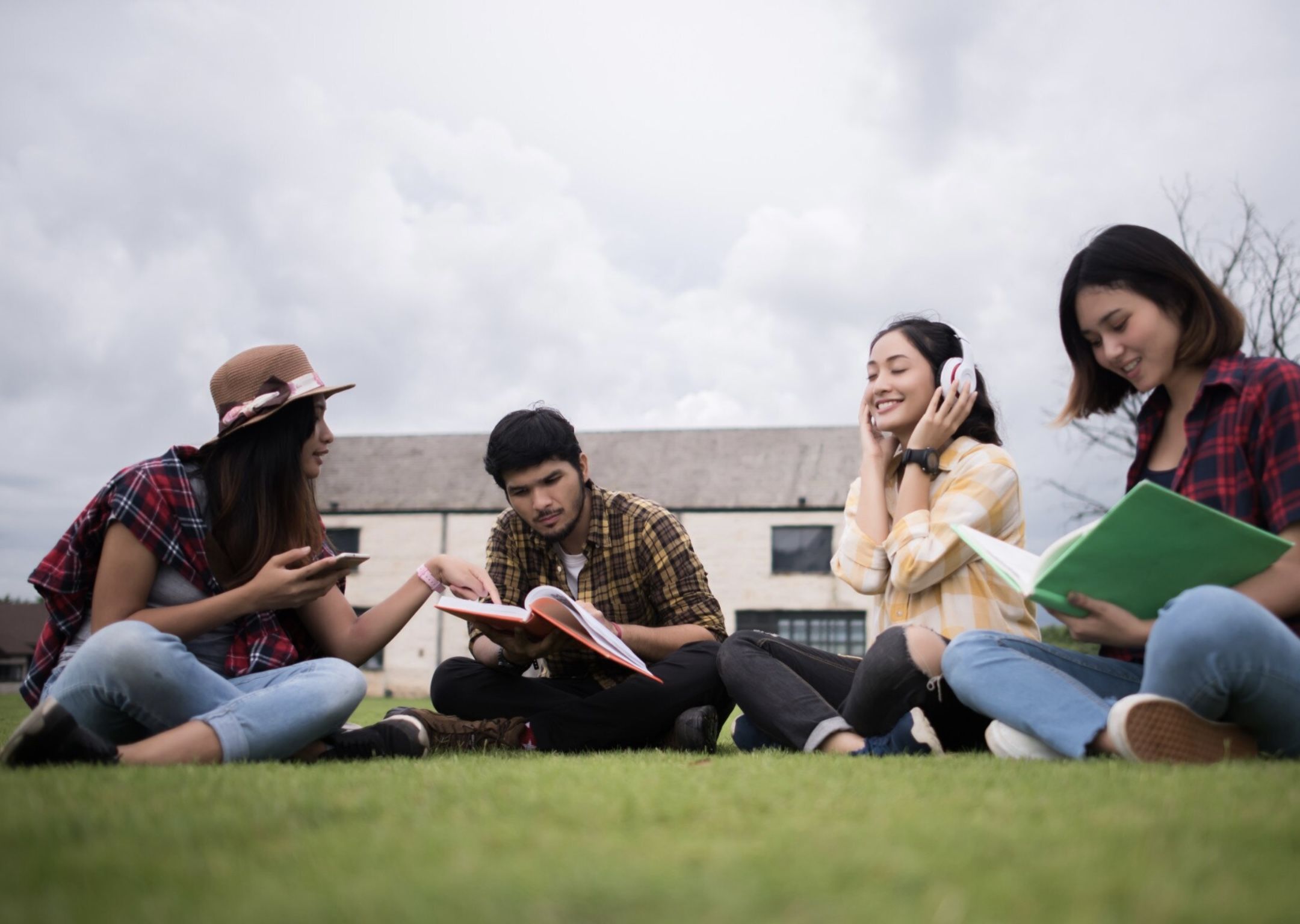 7 Puisi Singkat Tentang Merantau Kuliah: Cerita Rindu, Perjuangan, dan Harapan Anak Rantau