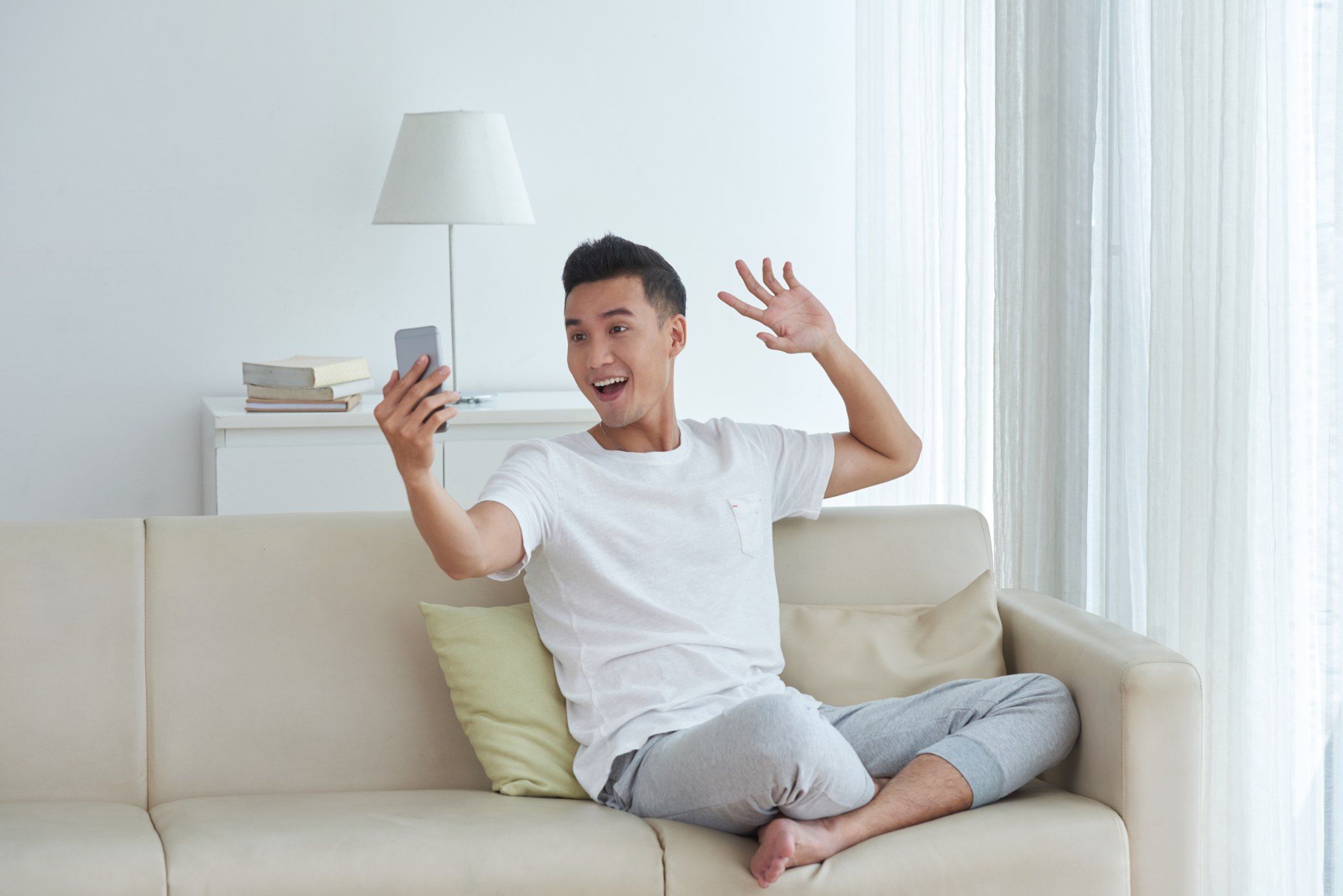 5 Zodiak Cowok Paling Nyaman di Rumah Daripada Keluar