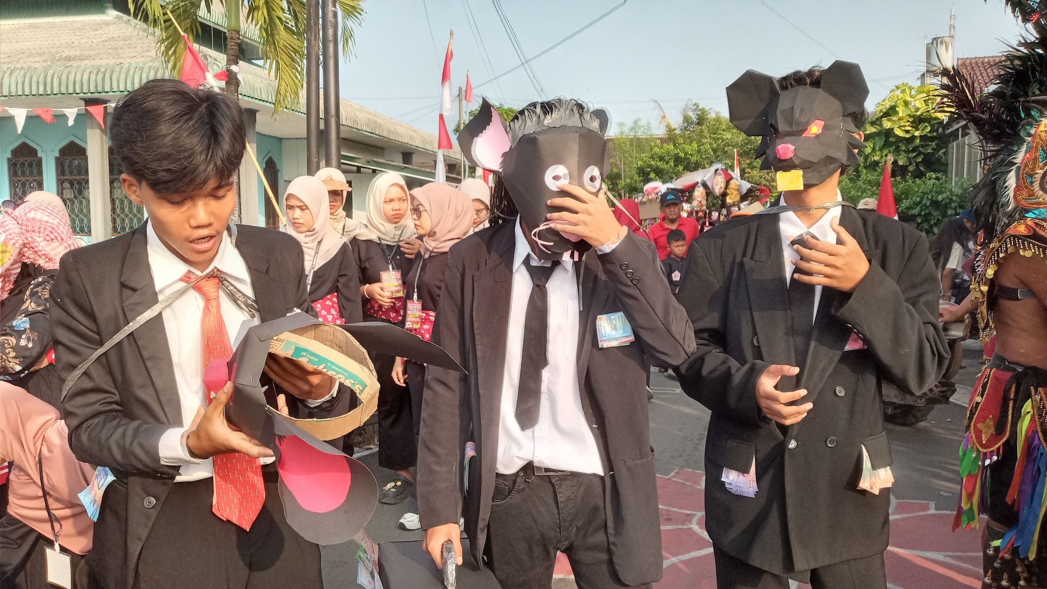 Cosplay DPR RI ala Tikus Koruptor Jadi Sorotan Karnaval di Dukuh Silem