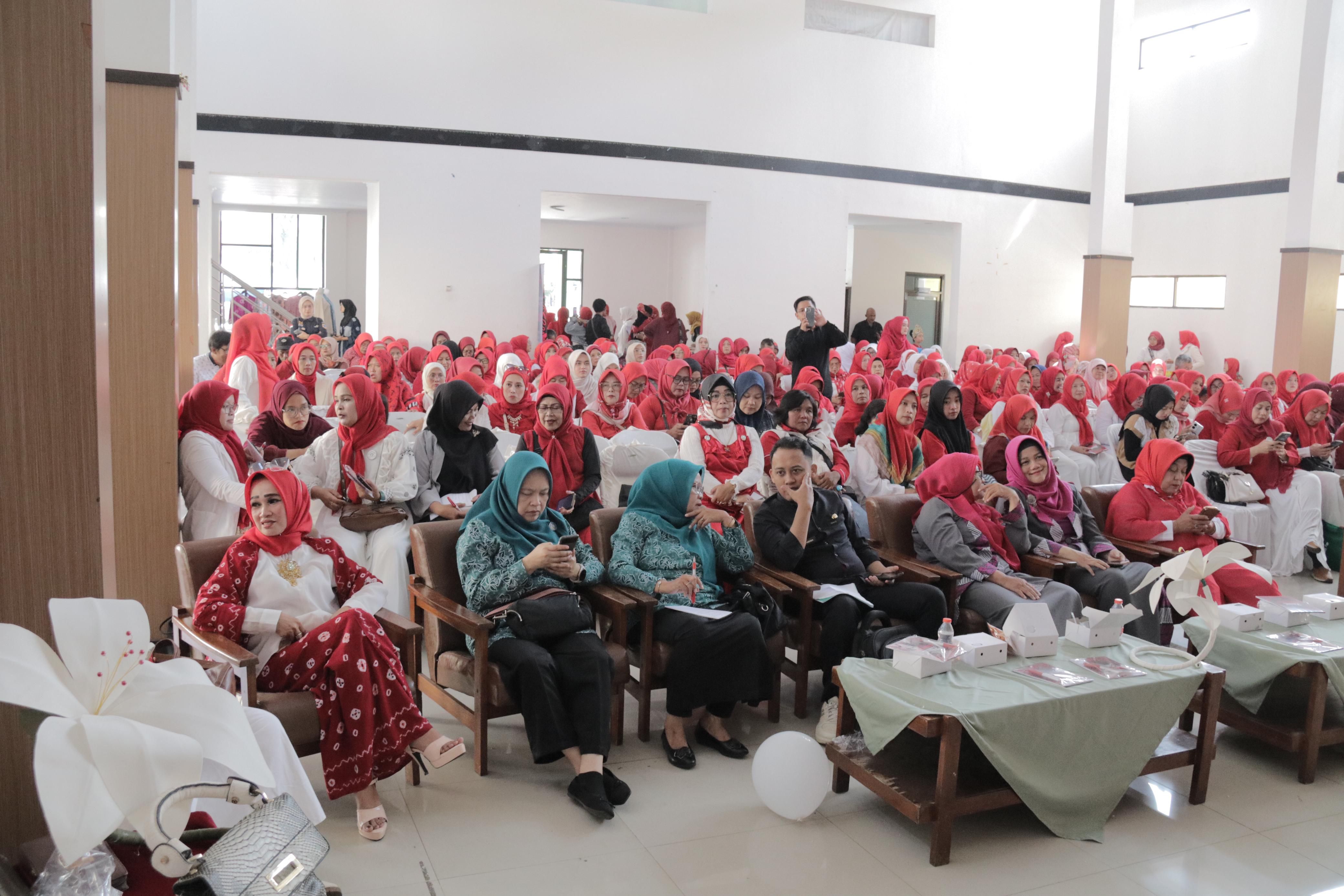 Kepala DPPKBPPPA Garut Hadiri Seminar UMKM dan Bazar Wahegar
